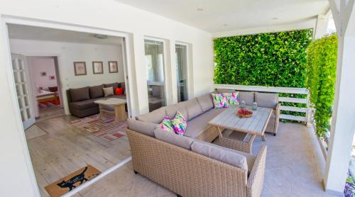 a living room with a couch and a table at Vacation Home My Dream in Buna