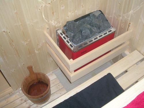 um interior de um poleiro com um fogão e um balde em B&B Sint Blasius Hof em Zwalm