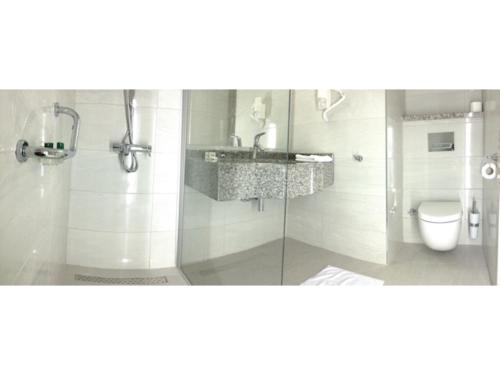 y baño con aseo y lavamanos. en Denizkizi Hotel, en Kyrenia