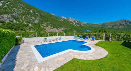 uma piscina no meio de um quintal em Vacation Home My Dream em Buna