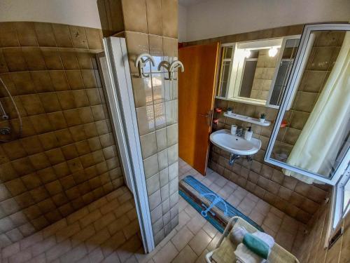 A bathroom at PetlyApartments