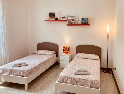two beds in a small room with two at Ai do fradei in Mestre