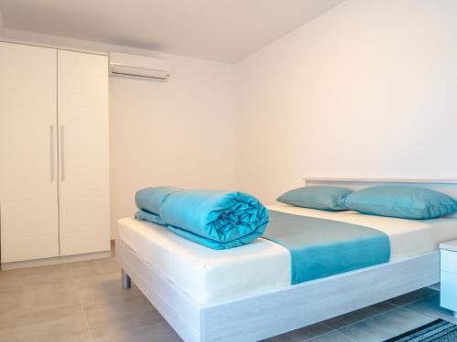 クラリェヴィツァにあるLuksuzna kuća za odmor "Villa Romantica"のベッドルーム1室(青い枕付きのベッド2台付)