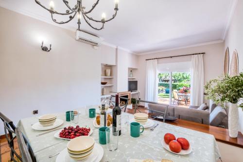 cocina y sala de estar con una mesa con fruta. en Villa Golfy 8 Golf Bonmont Terres Noves, en Bonmont Terres Noves