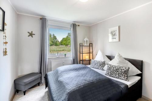 une chambre avec un lit et une fenêtre dans l'établissement Zur Meeresmuschel Nr.10, à Zingst