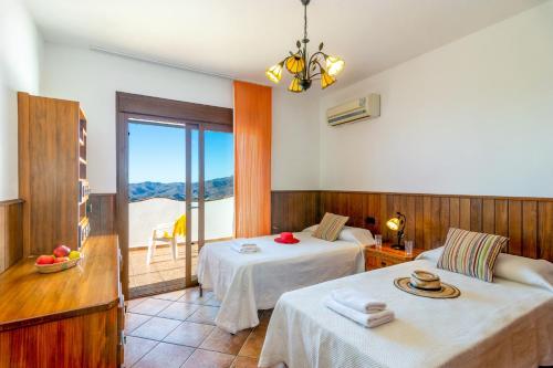 Pokój hotelowy z 2 łóżkami i balkonem w obiekcie Villa Biznaga by Villa Plus w mieście Mijas