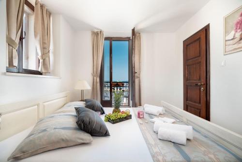 Habitación con cama con almohadas y ventana en Luxury Apartments Perko, en Kaštela