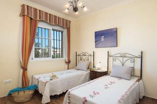 เตียงในห้องที่ Villa Torreon Faro by Villa Plus