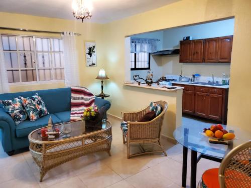 a living room with a couch and a table at Acogedor Espacio en Santo Domingo Este. in Mandinga