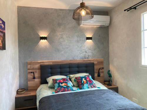 une chambre avec un lit avec deux oreillers dessus dans l'établissement Le Mas des Oliviers appartement 2 pieces tous conforts, à Draguignan