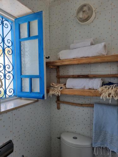 Un baño de Cosy 1bdr, with a terasse in heart of Sidibou