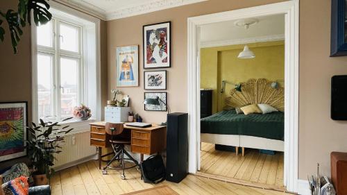 1 dormitorio con 1 cama y escritorio con ordenador en ApartmentInCopenhagen Apartment 1494, en Copenhague