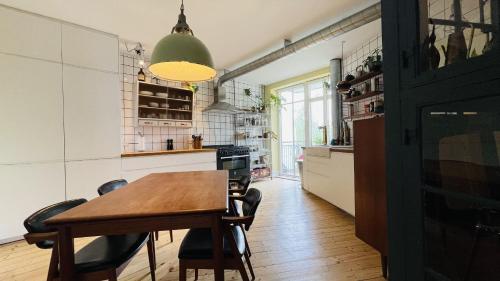 cocina con mesa y sillas en una habitación en ApartmentInCopenhagen Apartment 1494, en Copenhague