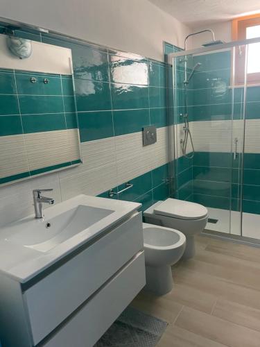 ムラヴェーラにあるCasa Silviaのバスルーム(洗面台、トイレ、鏡付)