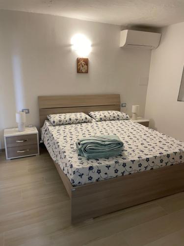 ムラヴェーラにあるCasa Silviaのベッドルーム1室(緑の毛布付きのベッド1台付)