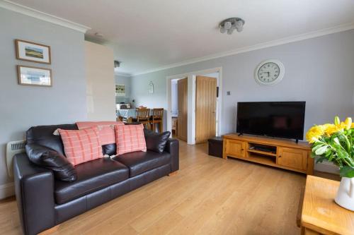 TV/Unterhaltungsangebot in der Unterkunft Immaculate Gower Getaway with Pool & Facilities