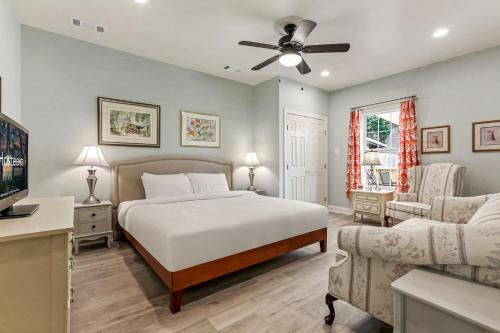 - une chambre avec un lit et un ventilateur de plafond dans l'établissement Renovated Historic 4BR House Near Magazine St & Uptown, à La Nouvelle-Orléans