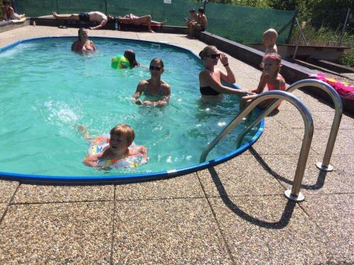 un groupe de personnes dans une piscine dans l'établissement Autocamp Free Star - Mobilheimy, à Strachotín