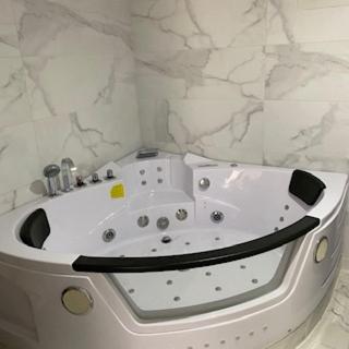 Photo de la galerie de l'établissement Bas de villa avec Piscine, sauna, jacuzzi et salle de sport, à Le Revest-le-Eaux