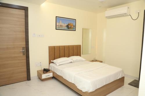 Postel nebo postele na pokoji v ubytování ID Square residency Parbhani
