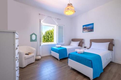 - une chambre avec 2 lits et une fenêtre dans l'établissement Villa Casale by Villa Plus, à Ostuni