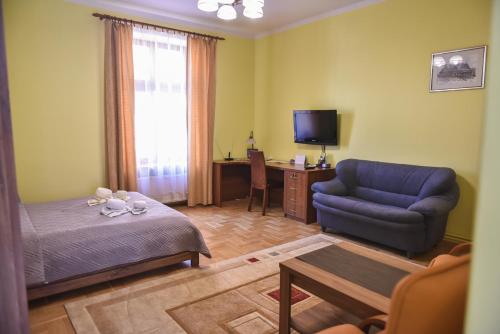 a living room with a couch and a chair at APARTAMENT PLAC KATEDRALNY in Tarnów