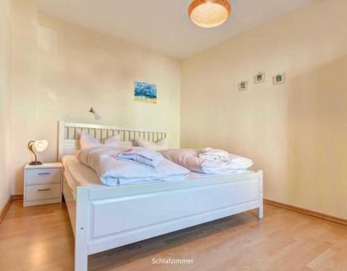 アールベックにあるHaus Emanuelのベッドルーム(白いヘッドボード付きの白いベッド1台付)
