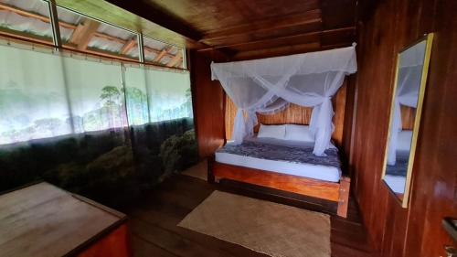 Tempat tidur dalam kamar di Bukit Lawang Hill Resort