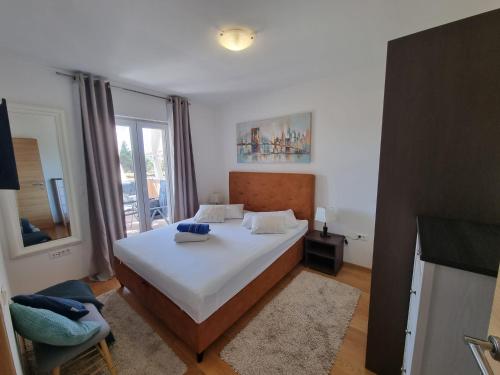 um quarto com uma cama grande e um espelho em Apartman Marija em Biograd na Moru