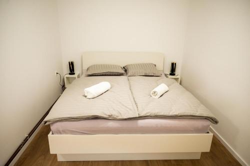 un letto bianco con due cuscini sopra di Apartmant Green Treasure a Marčana