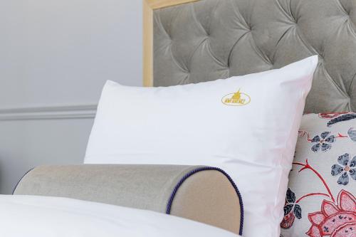 a white pillow sitting on top of a bed at Nowy Gurewicz in Otwock