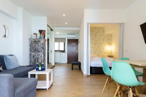 Posedenie v ubytovaní Amazing views Beachfront Apartment with Swimming Pool