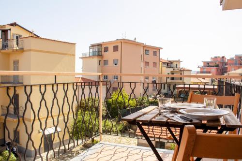 stół na balkonie z widokiem na budynki w obiekcie [POSTO AUTO GRATUITO] Relax a 30 metri dal mare w mieście Riva Ligure