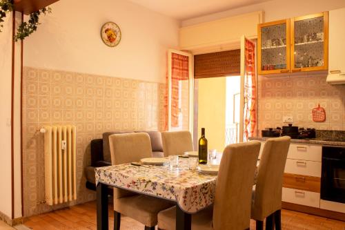 kuchnia ze stołem i butelką wina w obiekcie [POSTO AUTO GRATUITO] Relax a 30 metri dal mare w mieście Riva Ligure