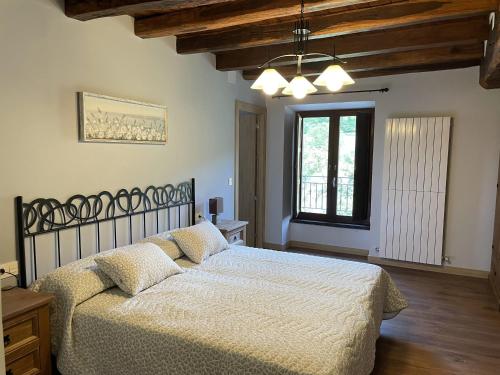 Posteľ alebo postele v izbe v ubytovaní CASA RURAL JUANGOXENEA