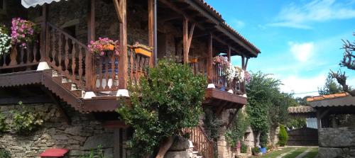 una casa antigua con flores en los balcones en La Alquería de Mámoles, en Mámoles
