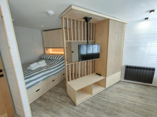 niewielka sypialnia z łóżkiem piętrowym i telewizorem w obiekcie One of a Kind Luxury Studio Stay in Penzance w mieście Penzance