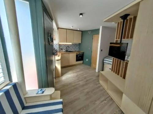 Duży pokój z kuchnią i dużym oknem w obiekcie One of a Kind Luxury Studio Stay in Penzance w mieście Penzance