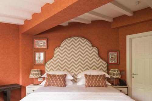 米蘭的住宿－Vmaison Brera Milano，一间卧室配有一张大床和大床头板