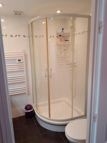 une douche dans une salle de bain avec toilettes dans l'établissement Cap d'Agde Port Ambonne, au Cap d'Agde