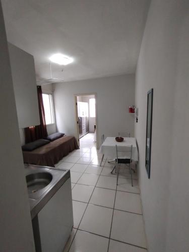 uma cozinha com um lavatório e uma mesa num quarto em Apto Centro Floripa 02 em Florianópolis