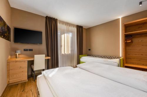 Una cama o camas en una habitación de Hotel Vittoria - Ricarica l'anima