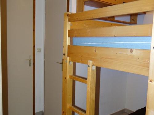 Poschodová posteľ alebo postele v izbe v ubytovaní Studio cosy de 21m² au pied des pistes avec balcon, ascenseur, et proche télécabines - 5 couchages - FR-1-573-62