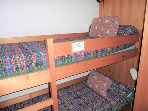 2 literas y 1 silla en una habitación en Grand studio 2* proche pistes avec piscine et parking - FR-1-573-64, en Saint-Jean-dʼAulps