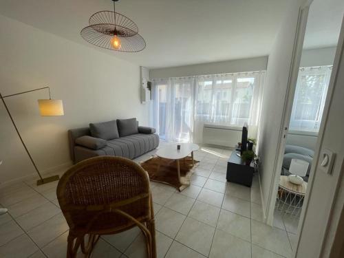 sala de estar con sofá y mesa en Appartement Aix-les-Bains, 2 pièces, 4 personnes - FR-1-617-55, en Aix-les-Bains