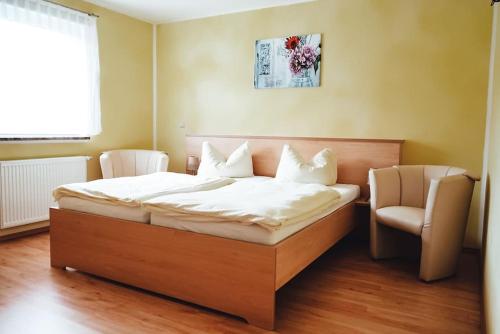 מיטה או מיטות בחדר ב-Ferienzimmer direkt am See