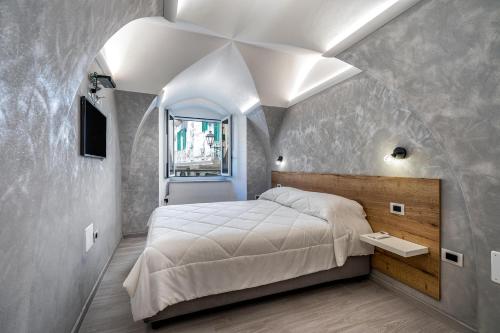 una camera con un grande letto e un soffitto di Casapà ad Atrani