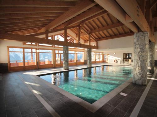 - une grande piscine dans un bâtiment doté de fenêtres dans l'établissement Bisanne 1500 - Appt 6 pers, 2 SDB, Parking, Piscine - FR-1-293-354, à Villard-sur-Doron