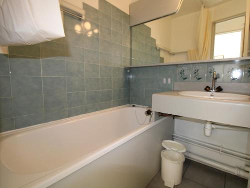 a bathroom with a sink and a bath tub and a sink at Appartement Avoriaz, 2 pièces, 4 personnes - FR-1-633-53 in Morzine