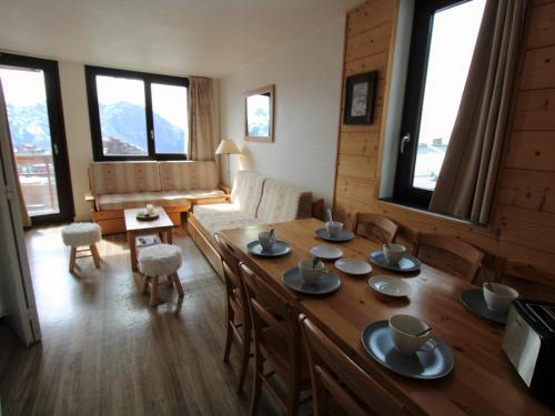 un salon avec une table et des chaises en bois dans l'établissement Avoriaz : Confortable 2 Pièces, 6 Pers., WiFi, Casier à Skis - FR-1-633-49, à Morzine